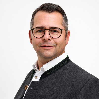 Marcel Zviedris lächelt freundlich in die Kamera. Er trägt Tracht.