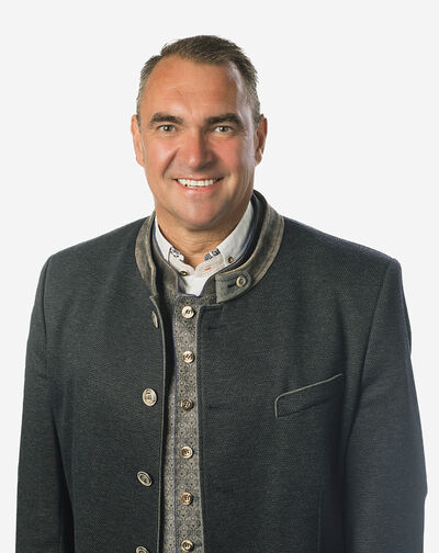 Alfred Holzner lächelt freundlich in die Kamera. Er trägt Tracht.