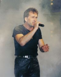 Chris Wolff im schwarzen Outfit singend mit einem Micro in der Hand