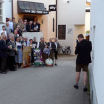 Eingeladene Biertester versammeln sich auf der Treppe zum Pilspub Sudhaus in Velden zum gemeinsamen Foto für die Presse, Fotograf Lukas Maier ist mit auf dem Bild