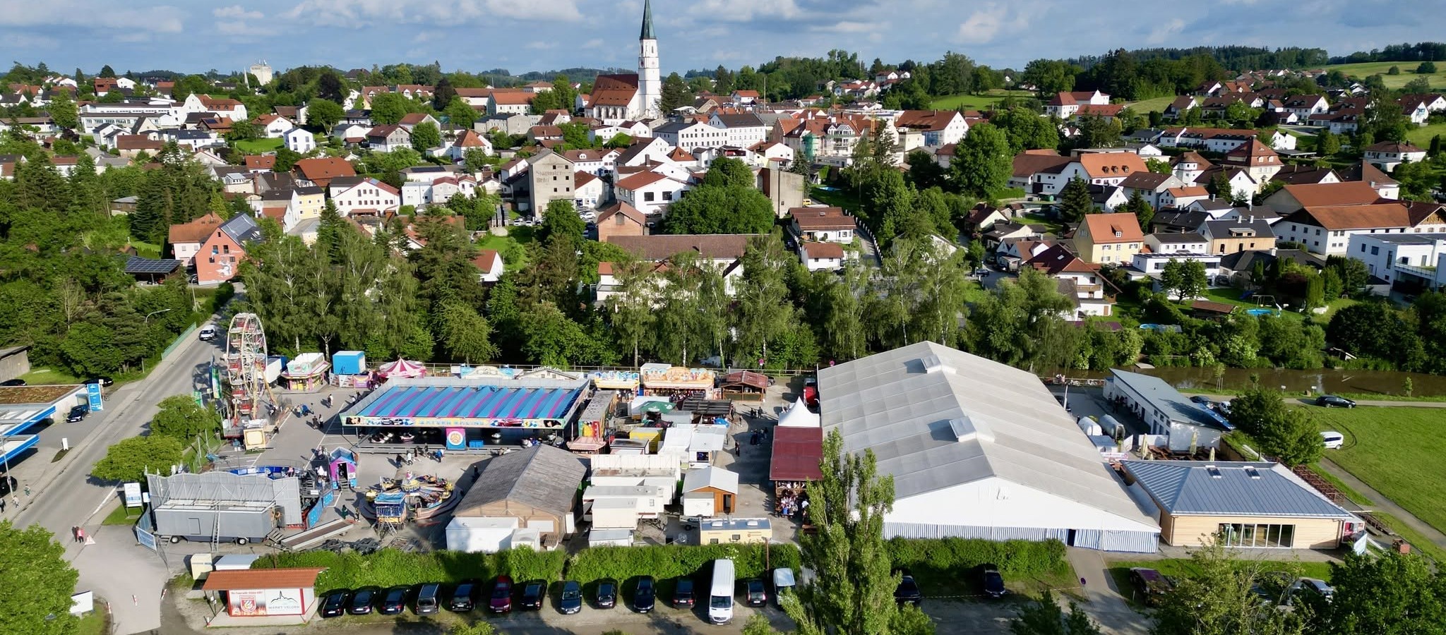 Original-Luftaufnahme des Veldener Volksfestgeländes mit Festzelt und Pavillon
